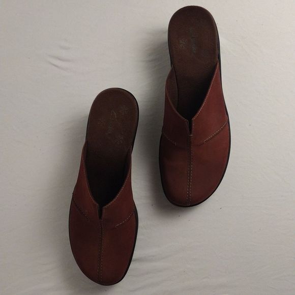 Clarks Mule SlipOn Clog Burgundy Size 7 Like New Burgundy Mule Clark Shoe Size 7 - Picture 4 of 8